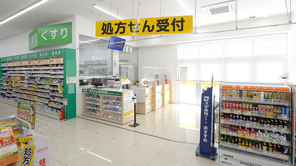 スギ薬局 渋川南店の入口