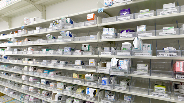 スギ薬局 渋川南店の薬棚