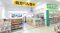 スギ薬局 鶴見諸口店の入口