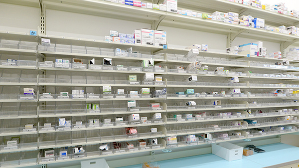 スギ薬局 鶴見諸口店の薬棚