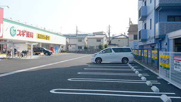 スギ薬局 鶴見諸口店の駐車場