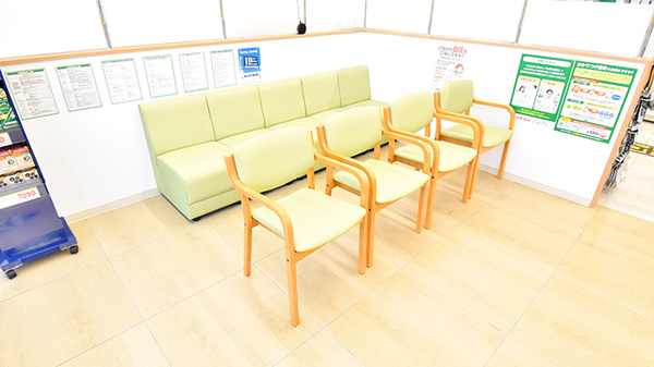 スギ薬局 岡谷南店の待合スペース