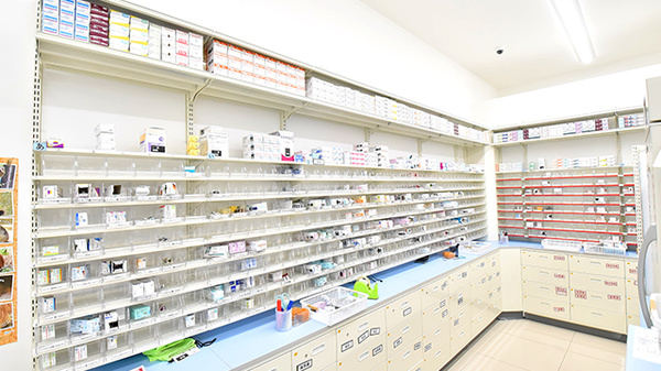 スギ薬局 岡谷南店の薬棚