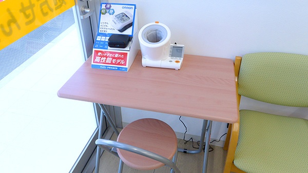 スギ薬局 南陽店の血圧計