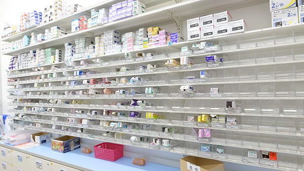 スギ薬局 南陽店の薬棚