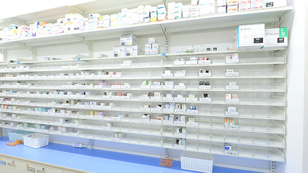 スギ薬局 千本一条店の薬棚