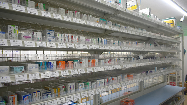 ドラッグセイムス大分岩田薬局の薬棚