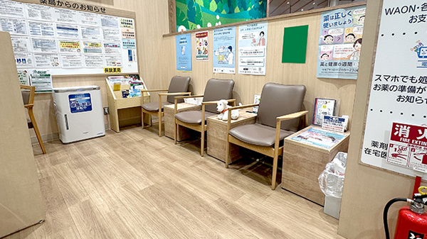 イオン薬局　武蔵狭山店の待合スペース