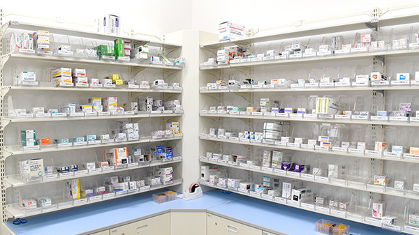 ププレひまわり薬局宮浦店の薬棚