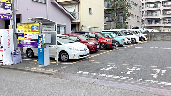 ウェルパーク薬局国立矢川店の駐車場