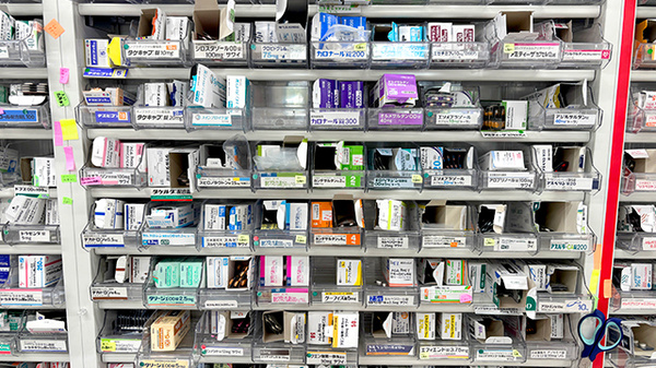ak薬局 西横浜在宅調剤センター店の薬棚