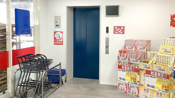 アカカベ薬局　大正千島店のエレベーター