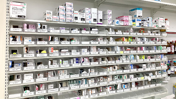 アカカベ薬局　大正千島店の薬棚