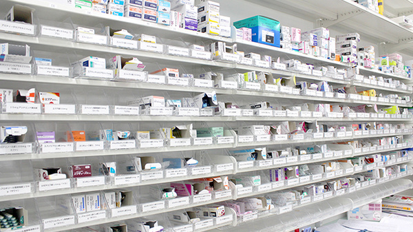 アカカベ薬局　柏原大正店の薬棚