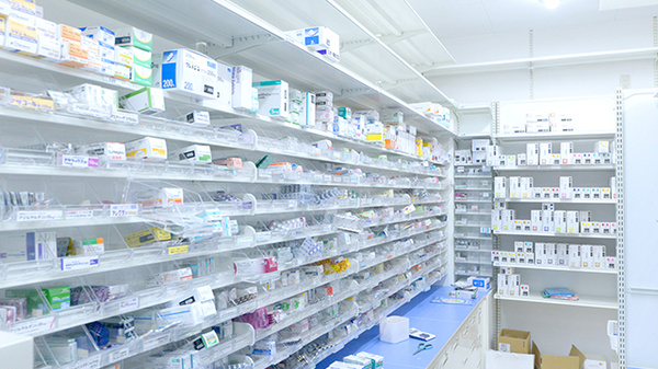 調剤薬局ツルハドラッグ稚内潮見店の薬棚