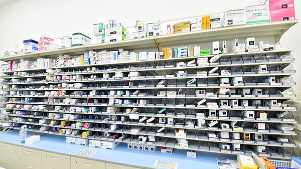 調剤薬局ツルハドラッグ大野木店の薬棚