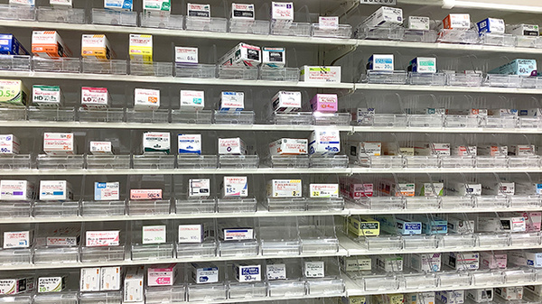 コクミン薬局　アゼリア店の薬棚