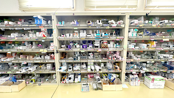 石橋町薬局の薬棚