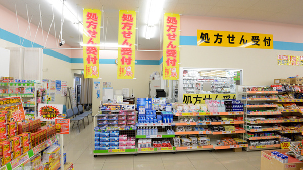 キリン堂薬局　吹田南金田店の入口