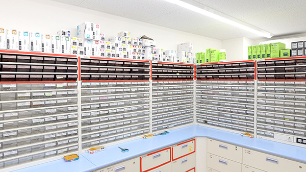 V･drug　富貴ノ台薬局の薬棚