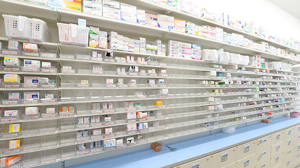 スギ薬局 尾張旭中央店の薬棚