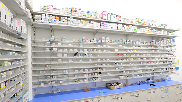 スギ薬局 柏の葉店の薬棚