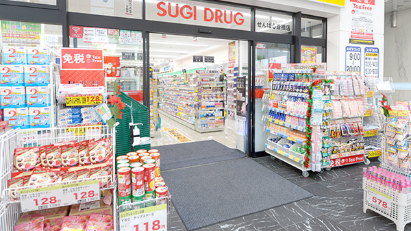 スギ薬局 せんば心斎橋店の入口