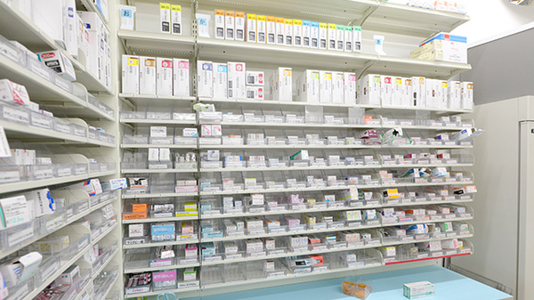 スギ薬局 せんば心斎橋店の薬棚