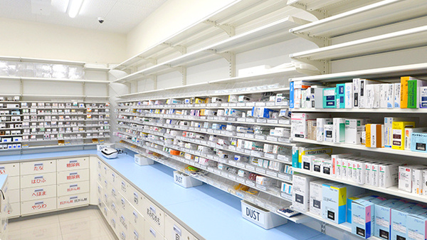 ウォンツフレスポ三次プラザ薬局の薬棚