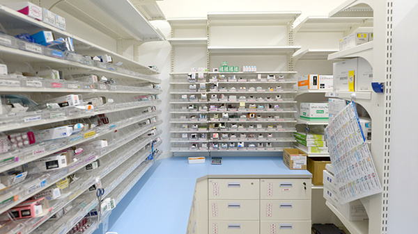 レデイ薬局　南久米店の薬棚