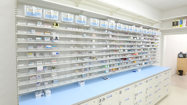 ウォンツ薬局吉島西1丁目店の薬棚