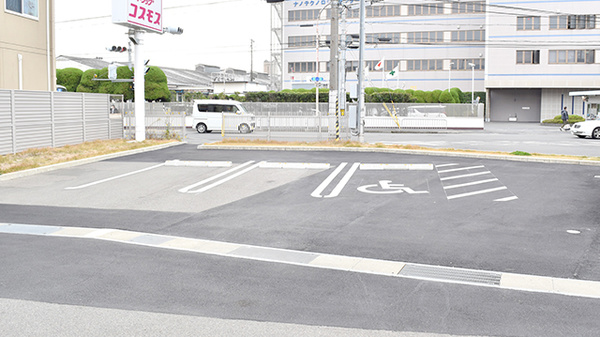 コスモス薬局　梅津店の駐車場