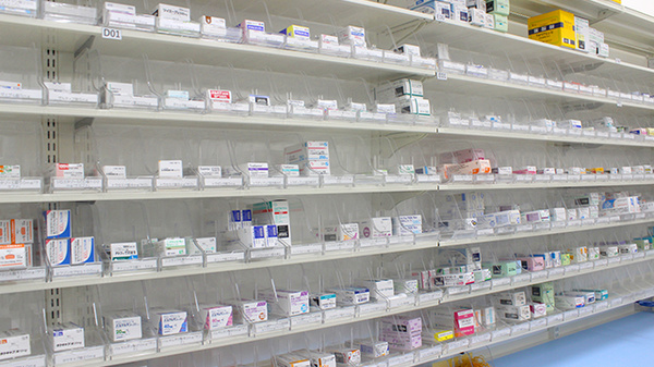 ププレひまわり薬局グラン松永店の薬棚