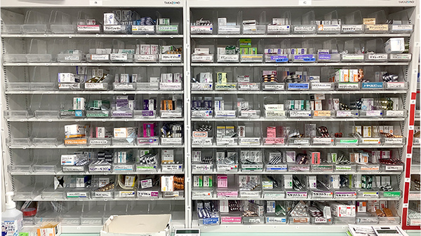 酒田駅前調剤薬局の薬棚