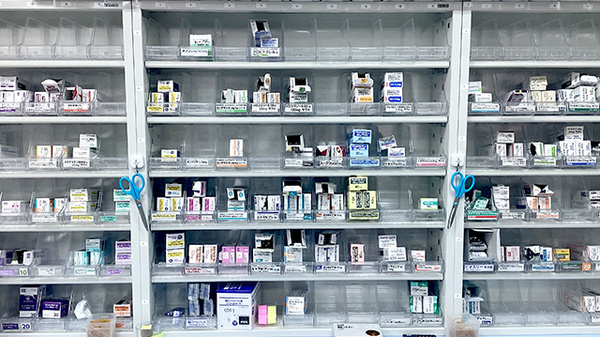 コミュニティ薬局こうづのもりの薬棚