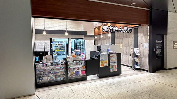 薬局トモズ虎ノ門ヒルズステーションタワー店の入口
