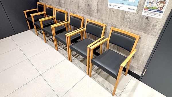 薬局トモズ虎ノ門ヒルズステーションタワー店の待合スペース