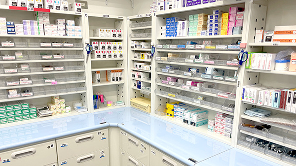 リブラ薬局衣笠店の薬棚