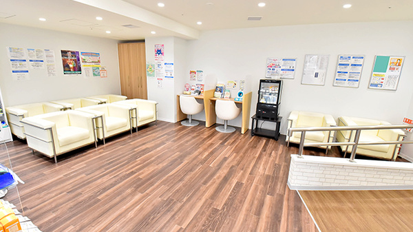 ファーマライズ薬局　HEPNAVIO店の待合スペース