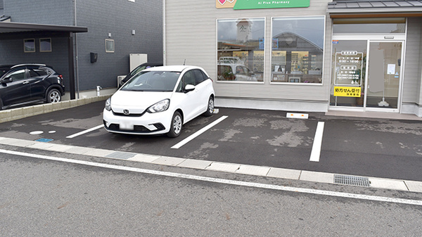 アイ・プラス薬局安長店の駐車場