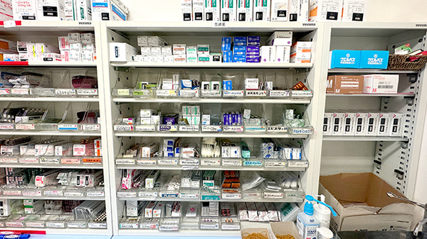 つつじ薬局の薬棚