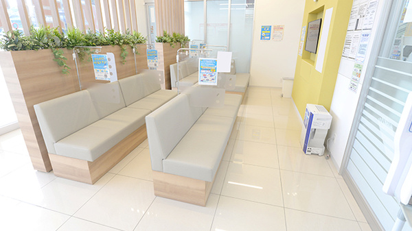 調剤薬局ツルハドラッグ戸畑区役所前店の待合スペース