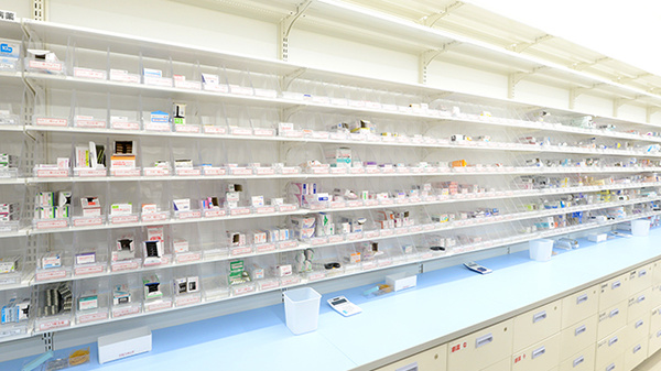 調剤薬局ツルハドラッグ戸畑区役所前店の薬棚