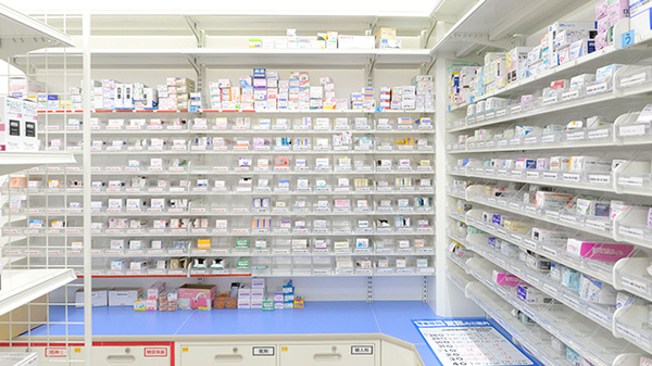 スギ薬局 蓮根店の薬棚