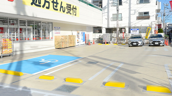 スギ薬局 蓮根店の駐車場