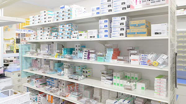 スギ薬局 多摩境駅前店の薬棚