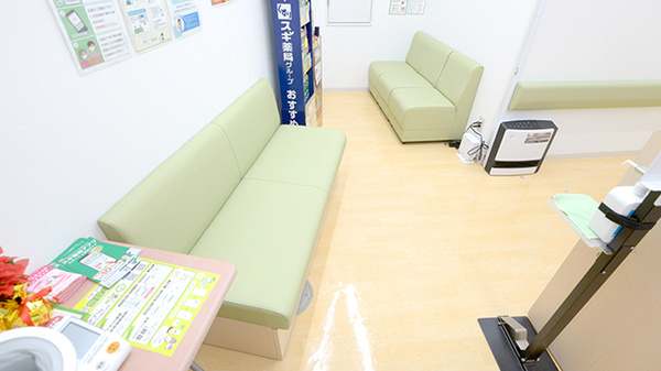 スギ薬局 西新宿一丁目店の待合スペース