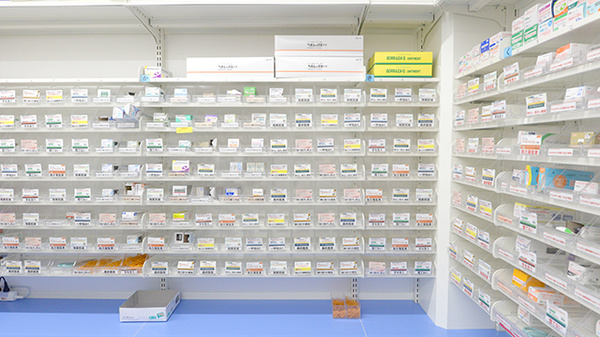スギ薬局 西新宿一丁目店の薬棚