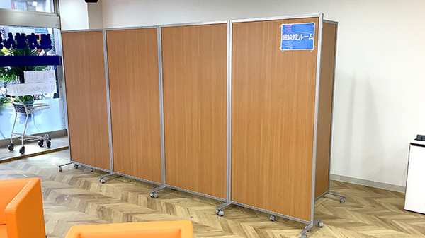 ウイン薬局鶴見中央店の感染予防待合スペース