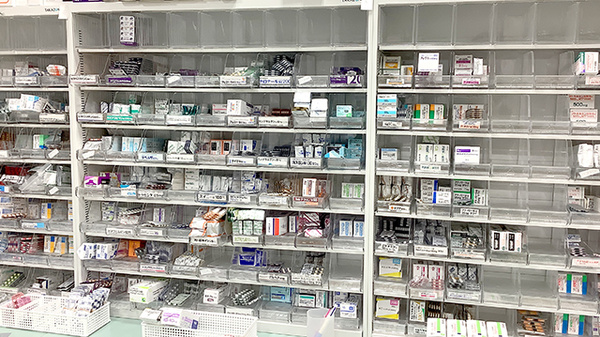 ウイン薬局鶴見中央店の薬棚